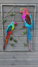 Indlæs og afspil video i gallerivisning Metal colourful two Macaw lovebirds parrots wall art
