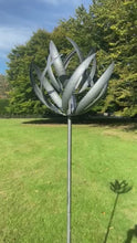 Indlæs og afspil video i gallerivisning Burghley garden wind sculpture spinner silver with black brush
