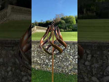 Video laden en afspelen in Gallery-weergave, Roseland gepolijste gouden tuin windsculptuur spinner
