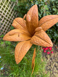 Handmade Lily metal rusty garden/outdoor flower 125cm