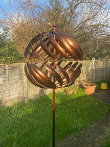 Spinner de sculpture de vent de jardin en or bruni des Cotswolds