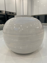 Laden Sie das Bild in den Galerie-Viewer, Small handmade rounded bamboo 20cm vase
