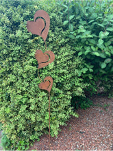 Indlæs billede til gallerivisning Rusty garden stake with three hearts 142cm

