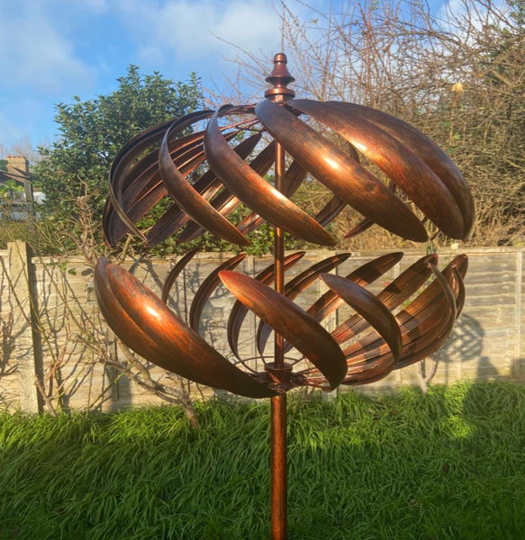 Spinner de sculpture de vent de jardin en or bruni des Cotswolds