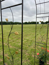 Indlæs billede til gallerivisning Hollywell Garden Rose Arch sort med guldblade
