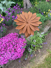 Indlæs billede til gallerivisning Handmade rusty metal garden/outdoor Dahlia 120cm
