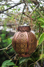 Indlæs billede til gallerivisning Moroccan solar powered bronze garden lantern

