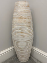 Afbeelding in Gallery-weergave laden, 60cm tall white washed with natural colourings handmade bamboo vase
