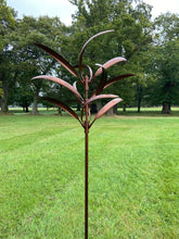 Laden Sie das Bild in den Galerie-Viewer, Yorkshire Burnished Gold Garden Wind Skulptur Spinner
