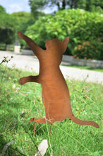 Afbeelding in Gallery-weergave laden, Rusty Metal Cat Garden Decor / Metal Cat Garden Gift / Playful Cat Garden Sculpture / Cat Garden Ornament measuring 32.5 x 0.4 x 42cm
