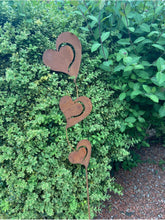 Laden Sie das Bild in den Galerie-Viewer, Rusty garden stake with three hearts 142cm
