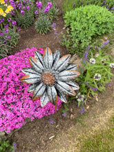 Charger l&#39;image dans la galerie, Handmade garden/outdoor sunflower metal garden ornament rusty and silver 89cm

