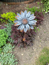 Laden Sie das Bild in den Galerie-Viewer, Handmade garden/outdoor sunflower metal garden ornament rusty and silver 89cm
