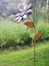 Laden Sie das Bild in den Galerie-Viewer, Handmade garden/outdoor sunflower metal garden ornament rusty and silver 89cm
