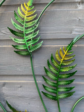 Indlæs billede til gallerivisning Green leaf design fern metal flowerpot wall planter with two pots measuring Height 66cm x Width 41cm pots width 16cm for outdoors.
