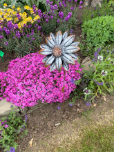 Afbeelding in Gallery-weergave laden, Handmade garden/outdoor sunflower metal garden ornament rusty and silver 89cm
