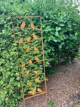 Indlæs billede til gallerivisning Rusty garden/outdoor bird trellis plant support measuring 139cm high
