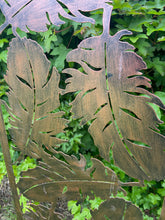 Afbeelding in Gallery-weergave laden, Bronze garden/outdoor leaf trellis plant support/plant screen measuring 40 x 1 x 114cm.
