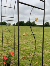 Indlæs billede til gallerivisning Hollywell Garden Rose Arch sort med guldblade
