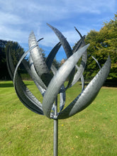Afbeelding in Gallery-weergave laden, Burghley garden wind sculpture spinner silver with black brush
