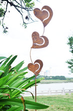 Afbeelding in Gallery-weergave laden, Rusty garden stake with three hearts 142cm
