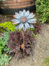 Afbeelding in Gallery-weergave laden, Handmade garden/outdoor sunflower metal garden ornament rusty and silver 89cm
