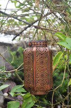 Indlæs billede til gallerivisning Damasque Solar Powered Decorative Bronze Garden Lantern
